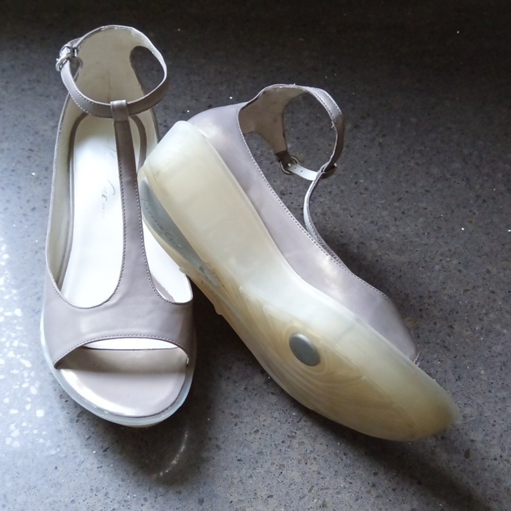 6.5M Leather Kenneth Cole Greige Wedge Sandals With Rubber Sole